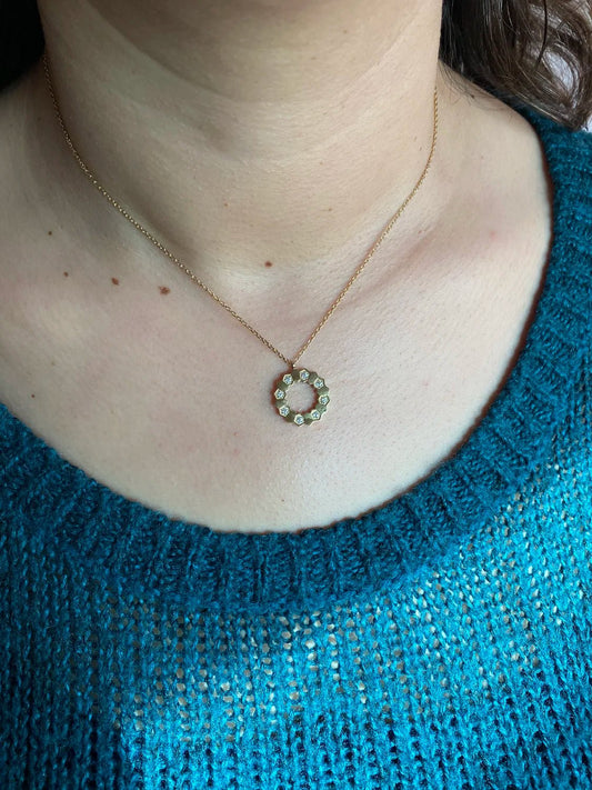 Collier Auria porté par modèle – collier femme acier inoxydable élégant
