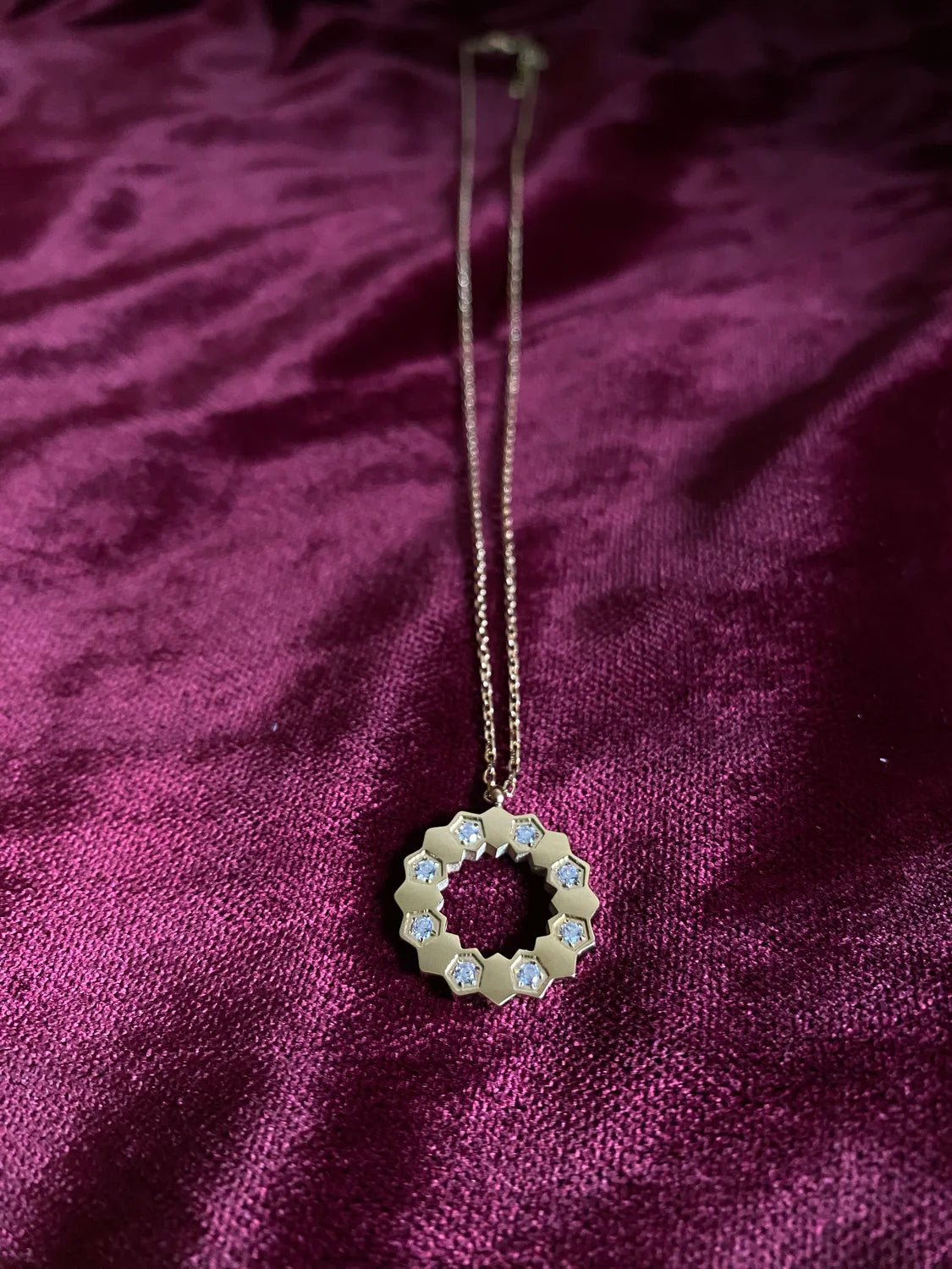 Collier Auria sur tissu – bijou cercle doré acier inoxydable BeRosie Maroc
