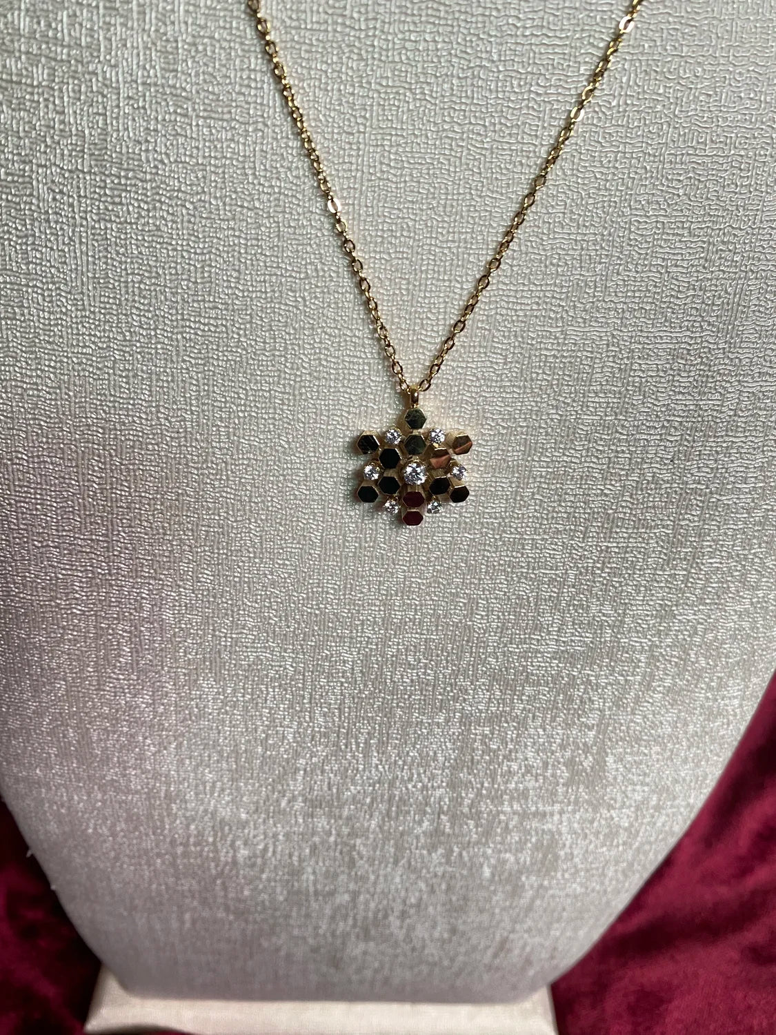 Pendentif étoile La Ruche pierres scintillantes – bijou acier doré BeRosie