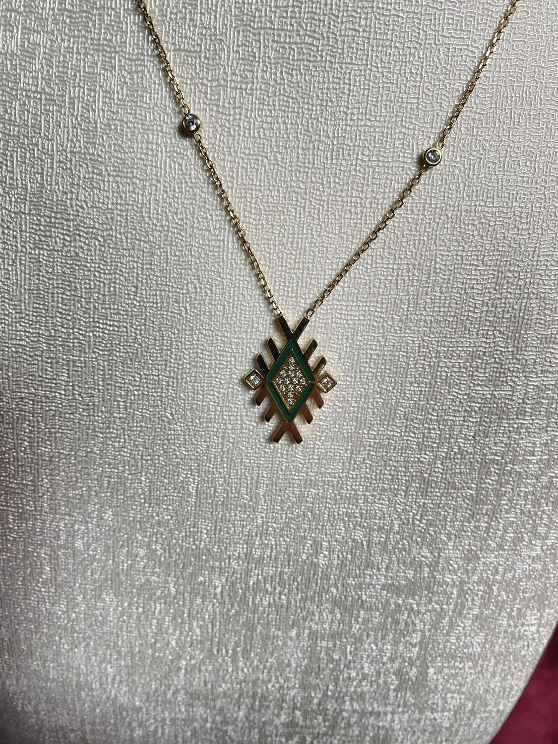 Détail pendentif Nour Atlas vert émeraude – pierres scintillantes acier 316L résistant eau