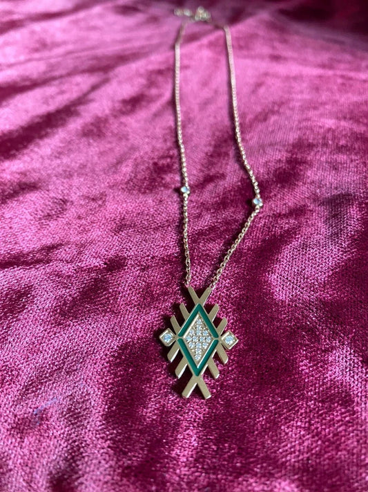 Collier Nour Atlas vert émeraude sur tissu bordeaux – bijou acier hypoallergénique femme