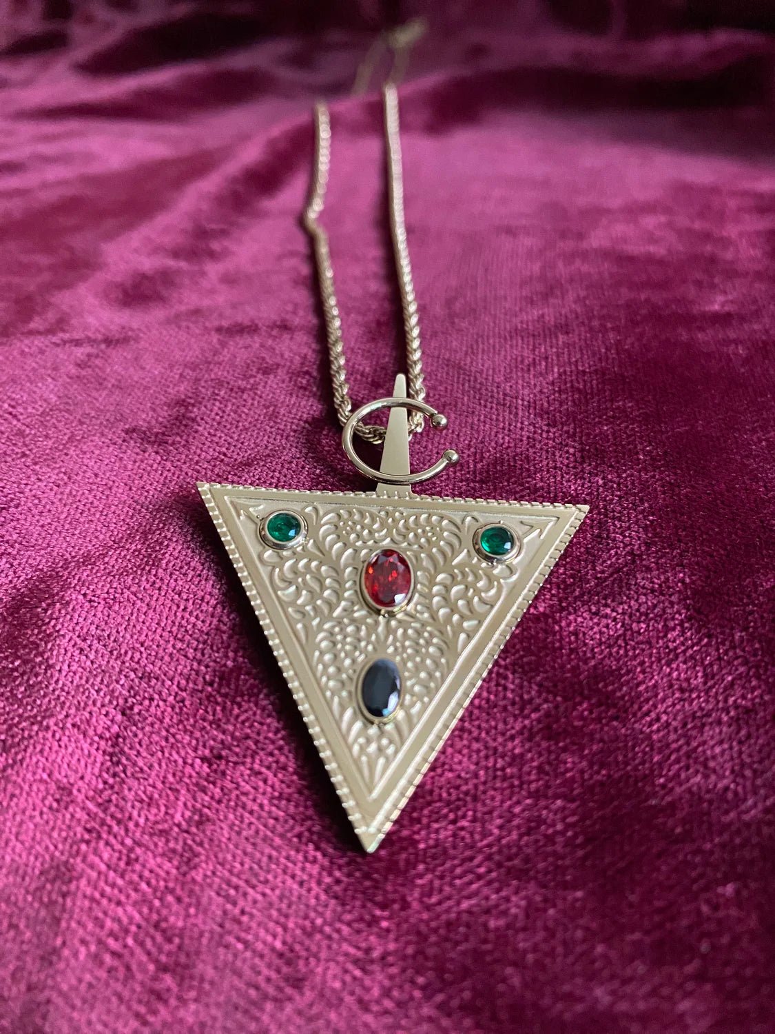 Détail pendentif triangulaire Symphonie – pierres colorées acier doré 316L BeRosie