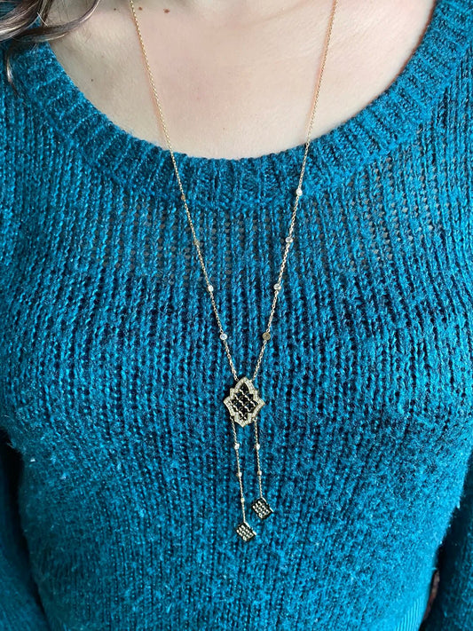 Sautoir Zahra porté par modèle – collier long femme acier inoxydable élégant
