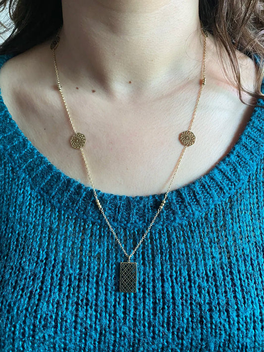 Sautoir Éclat Andalou porté par modèle – collier long floral femme acier 316L