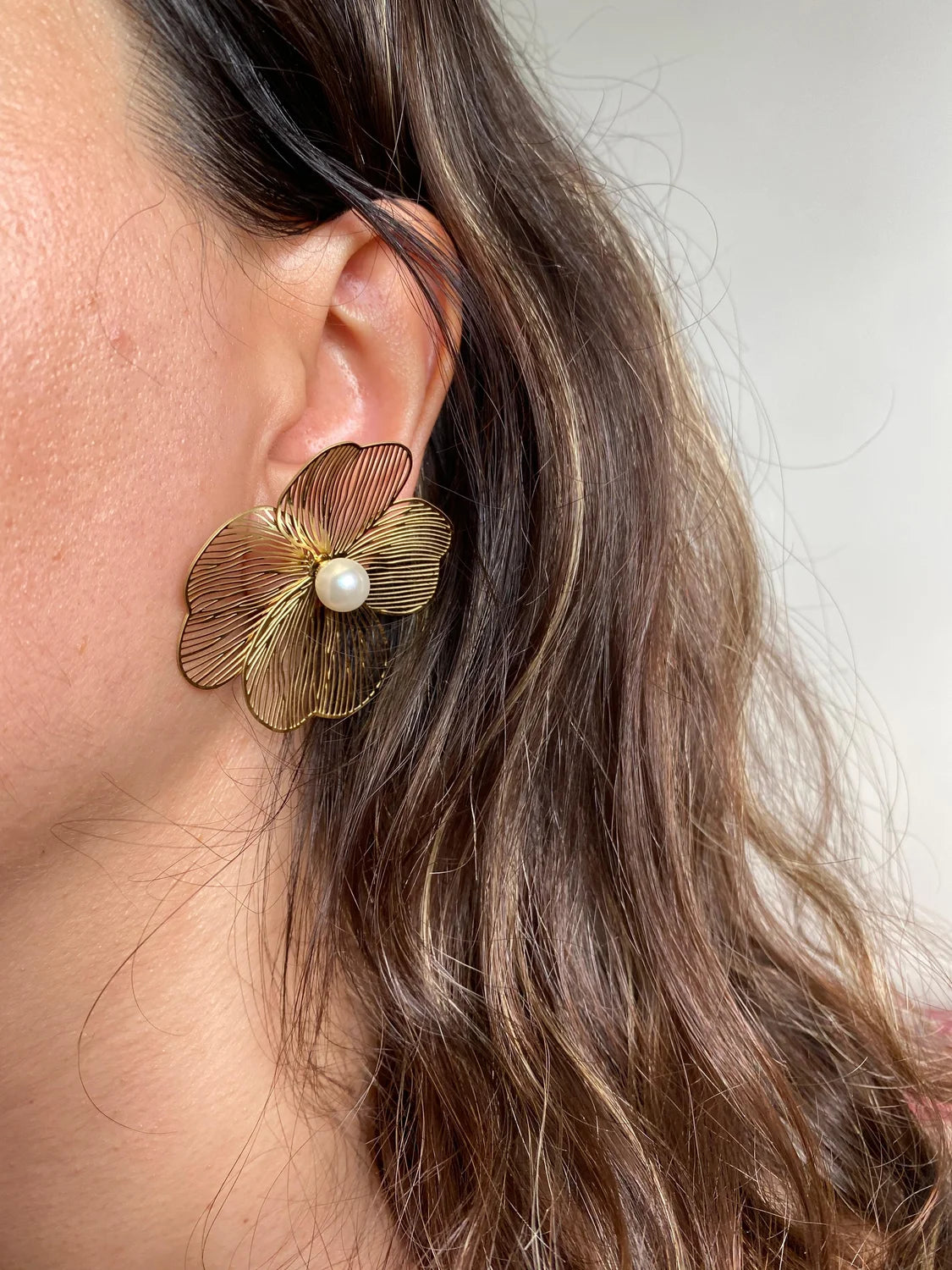 Boucles d’oreilles fleur dorée en acier inoxydable avec perle
