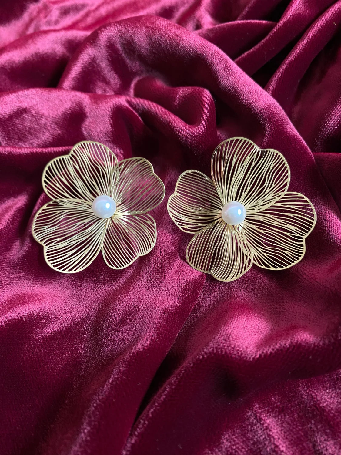 Boucles d’oreilles fleur dorée en acier inoxydable avec perle