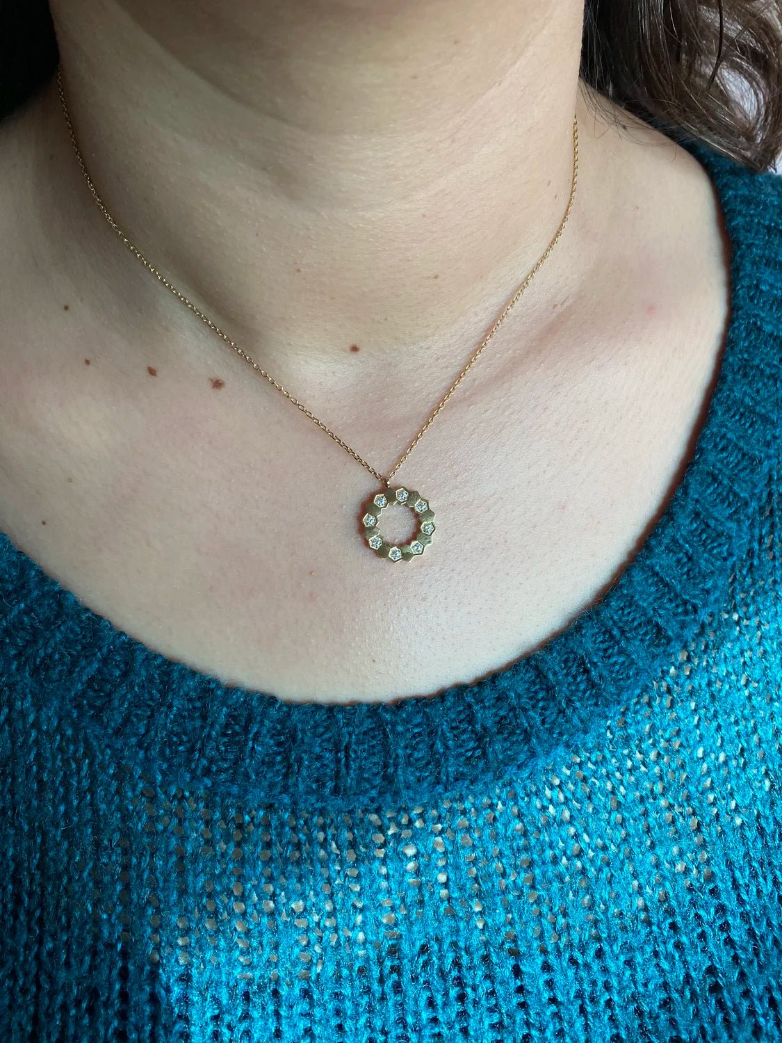 Collier Auria porté par modèle – collier femme acier inoxydable élégant