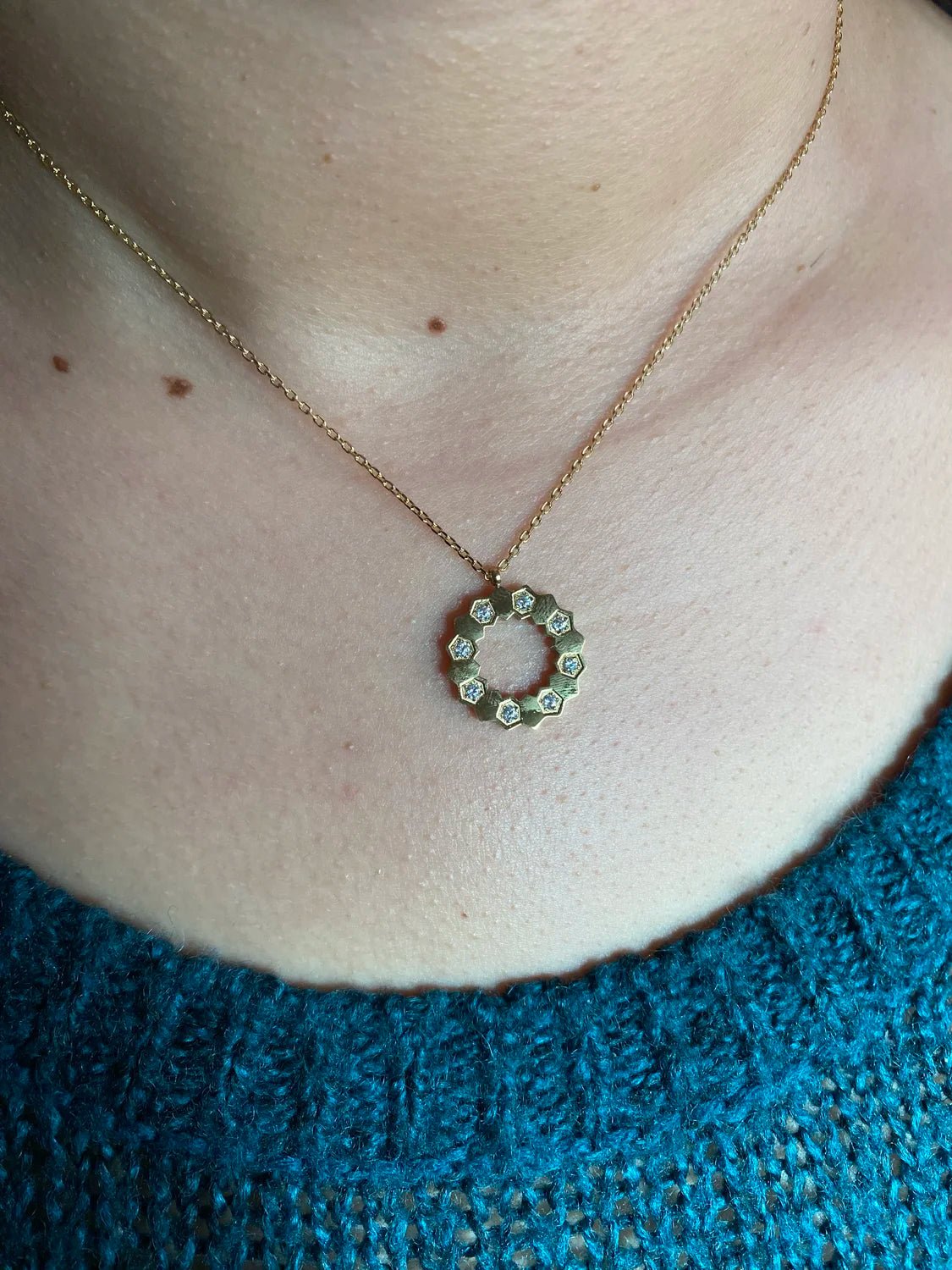Détail pendentif cercle Auria pierres scintillantes – acier 316L résistant eau