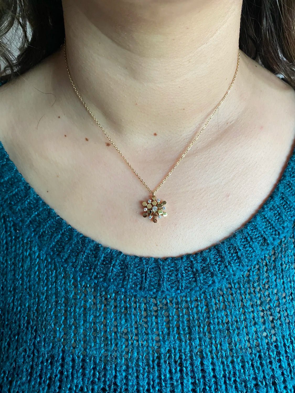 Collier La Ruche porté par modèle – collier étoile femme acier inoxydable