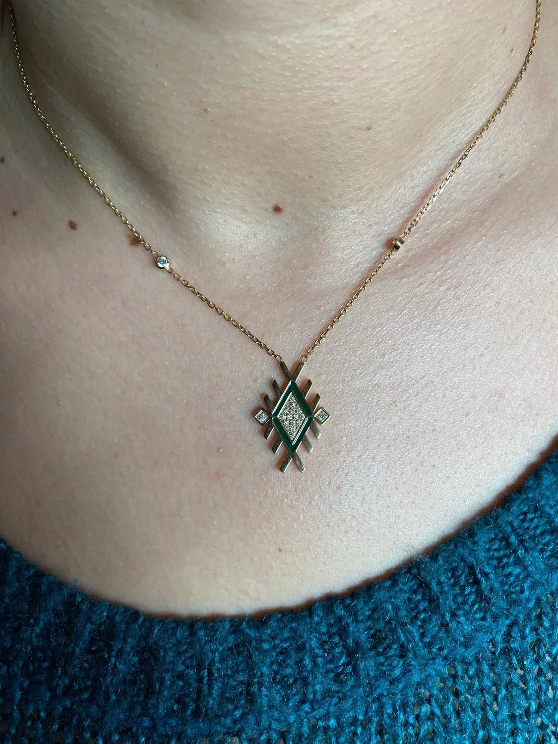 Collier en acier inoxydable avec zoom sur pendentif vert émeraude 