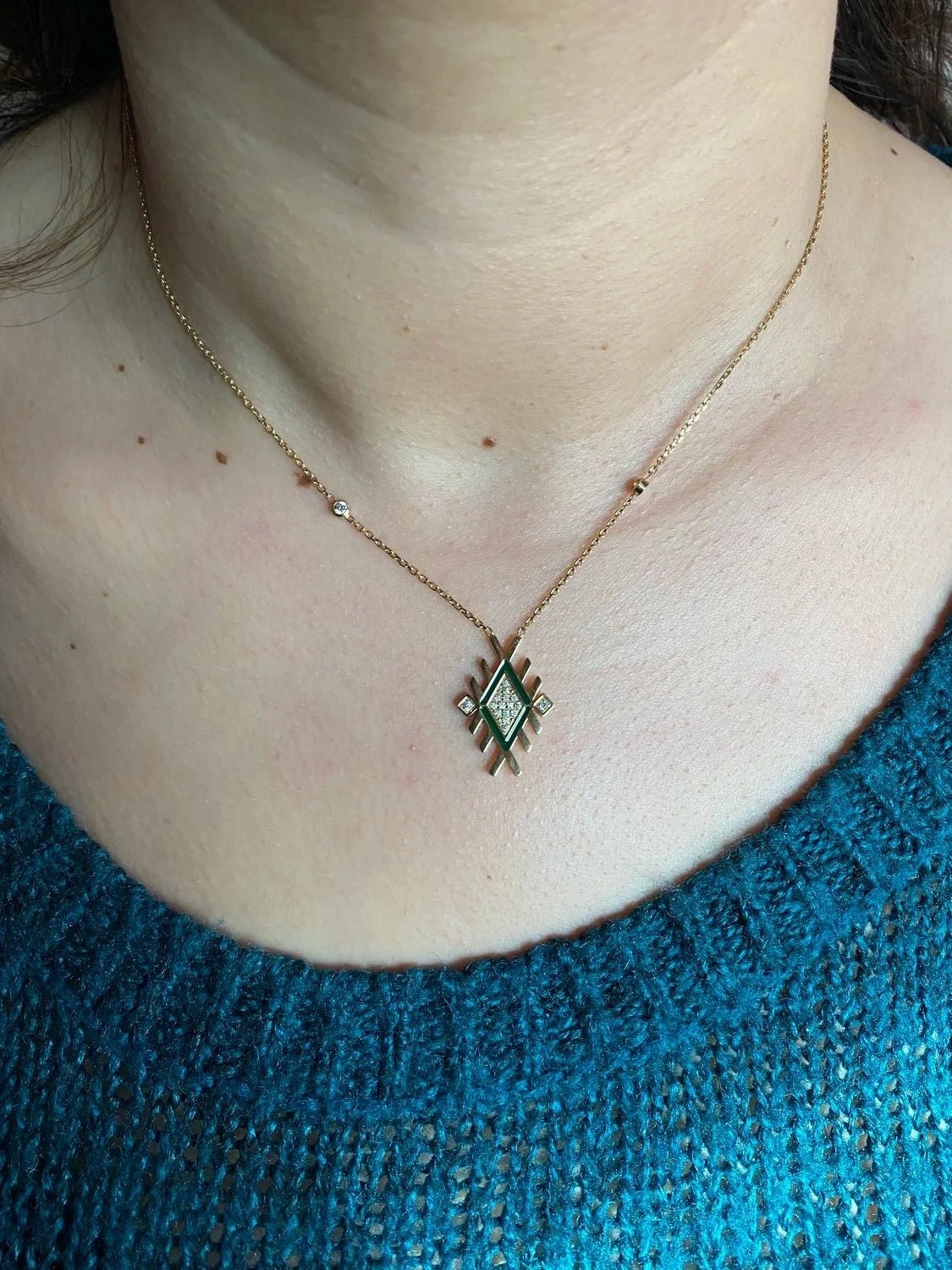 Collier Nour Atlas vert émeraude porté par modèle – collier femme acier inoxydable élégant