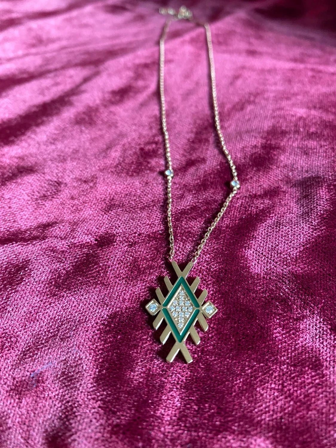 Collier Nour Atlas vert émeraude sur tissu bordeaux – bijou acier hypoallergénique femme