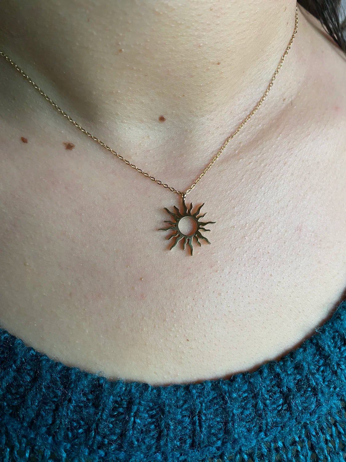 Détail pendentif soleil doré Sunny – acier inoxydable 316L résistant à l'eau