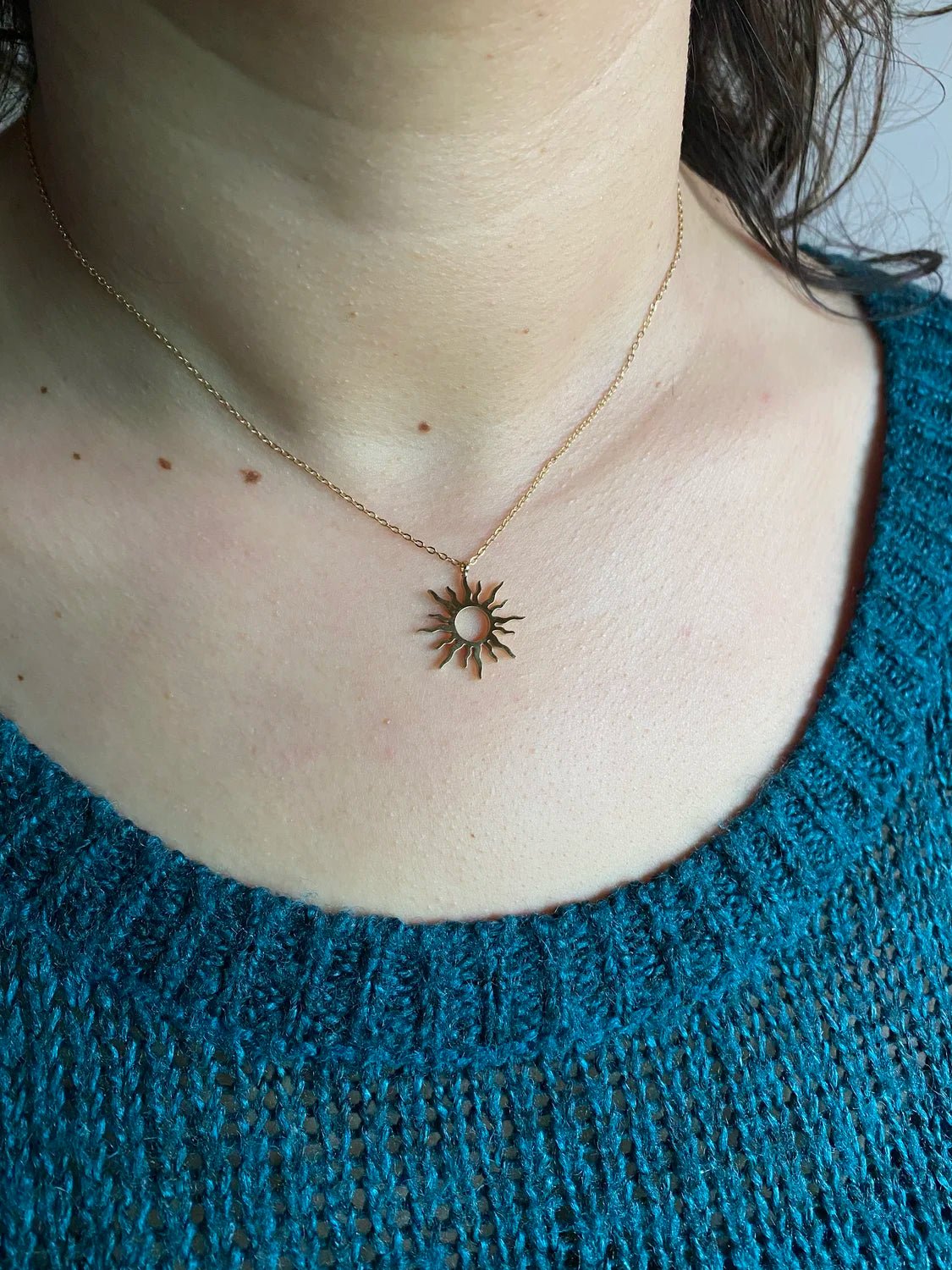 Collier Sunny pendentif soleil doré porté par modèle – collier femme acier inoxydable