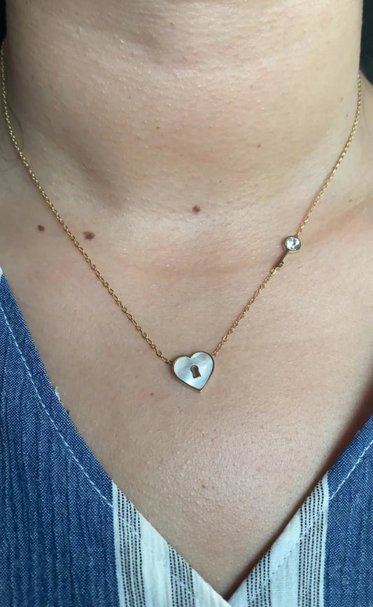Collier Amoria porté par modèle – bijou cœur doré femme acier 316L BeRosie