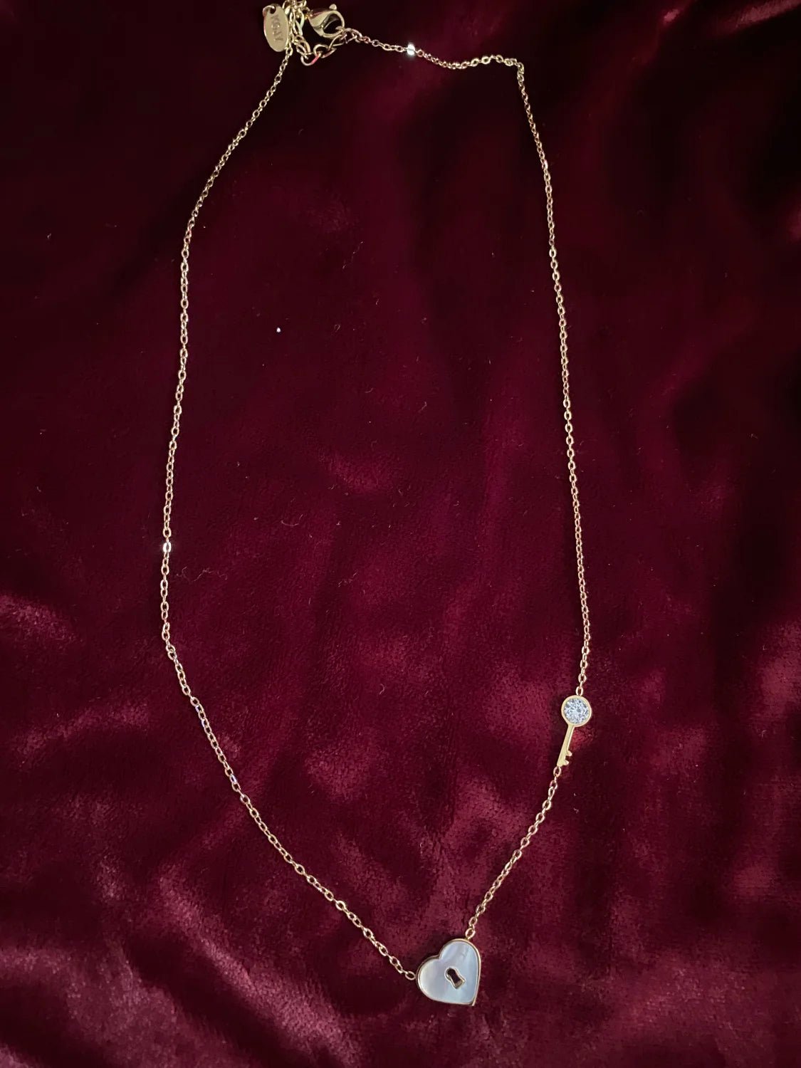 Détail collier Amoria pendentif cœur ajouré cristal chaîne – acier inoxydable 316L