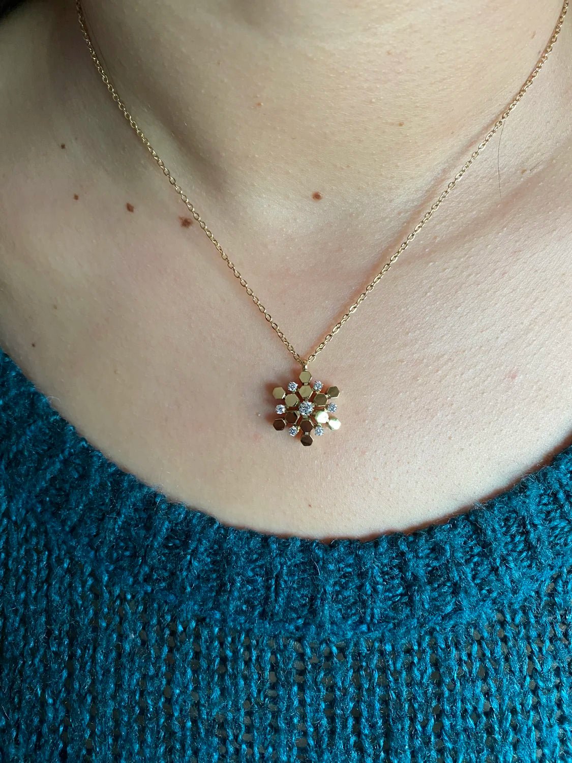 Détail pendentif étoile La Ruche – acier inoxydable 316L résistant eau