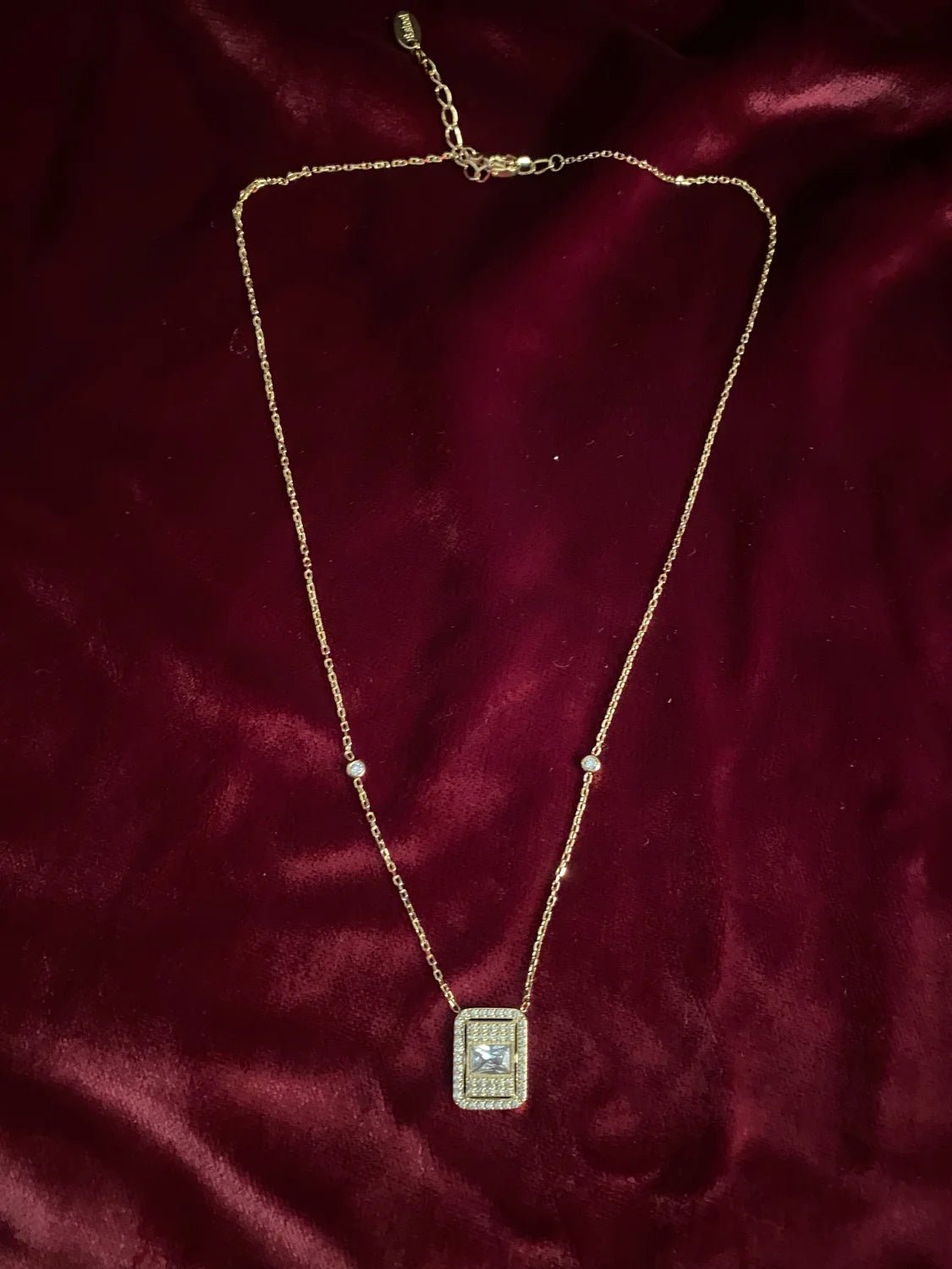 Collier Loulia porté – bijou rectangle pierre carrée acier 316L femme BeRosie