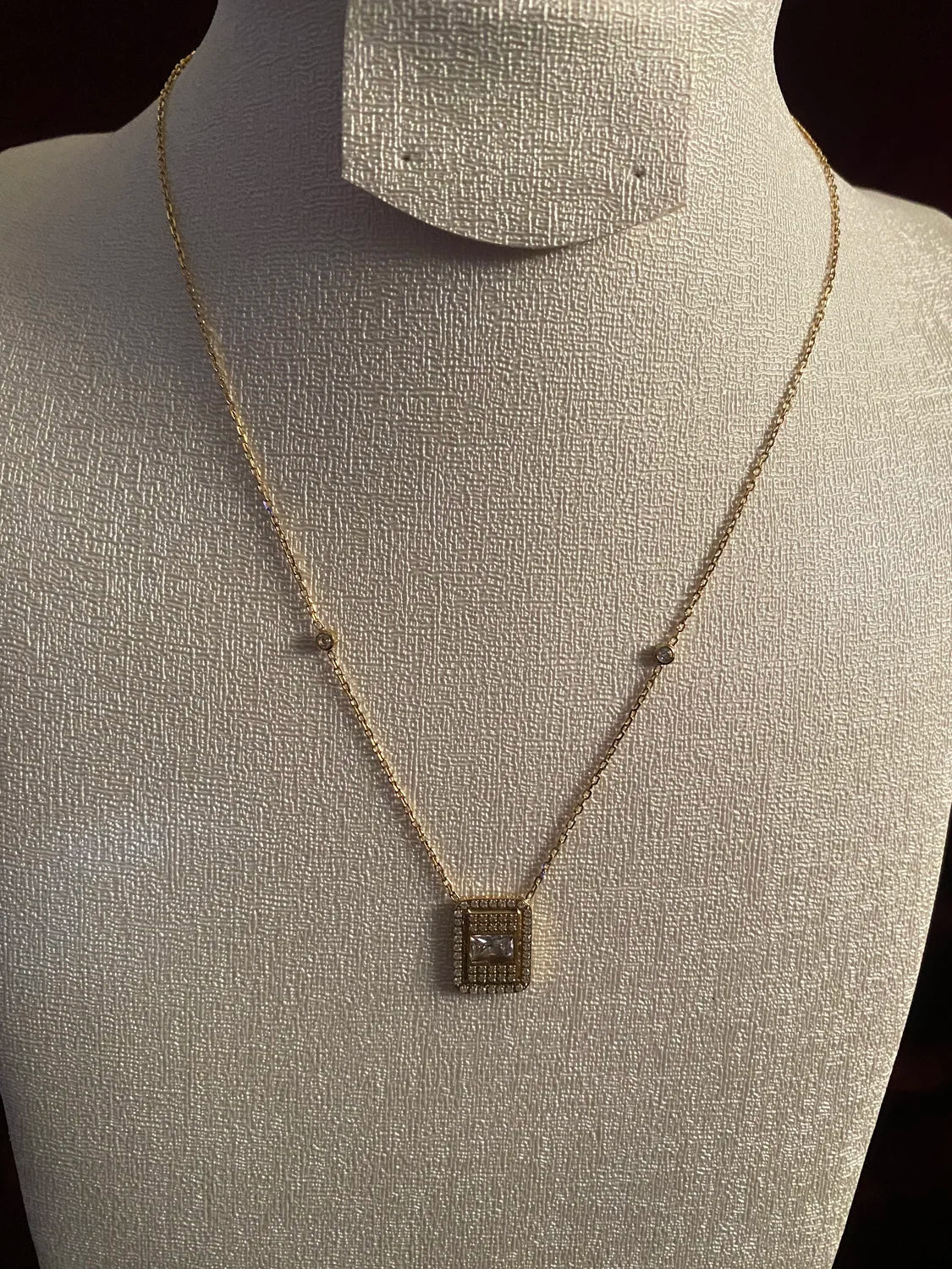 Collier Loulia sur présentoir angle 2 – acier inoxydable 316L doré femme