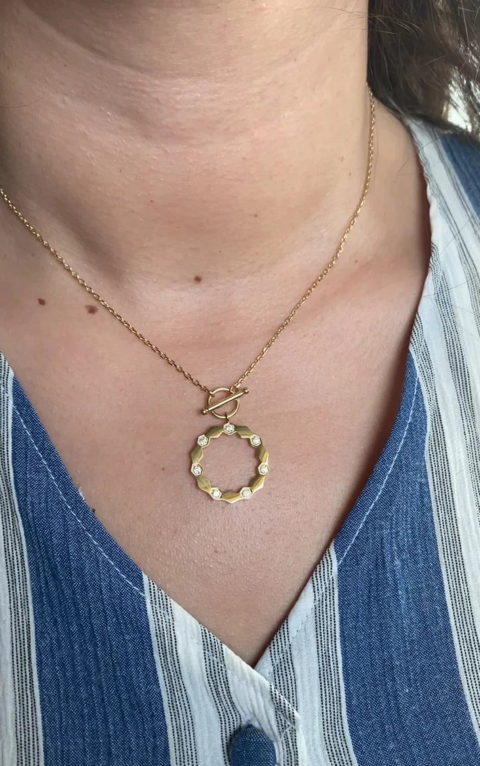 Collier Lunora porté – bijou couronne ondulée cristaux acier 316L femme BeRosie