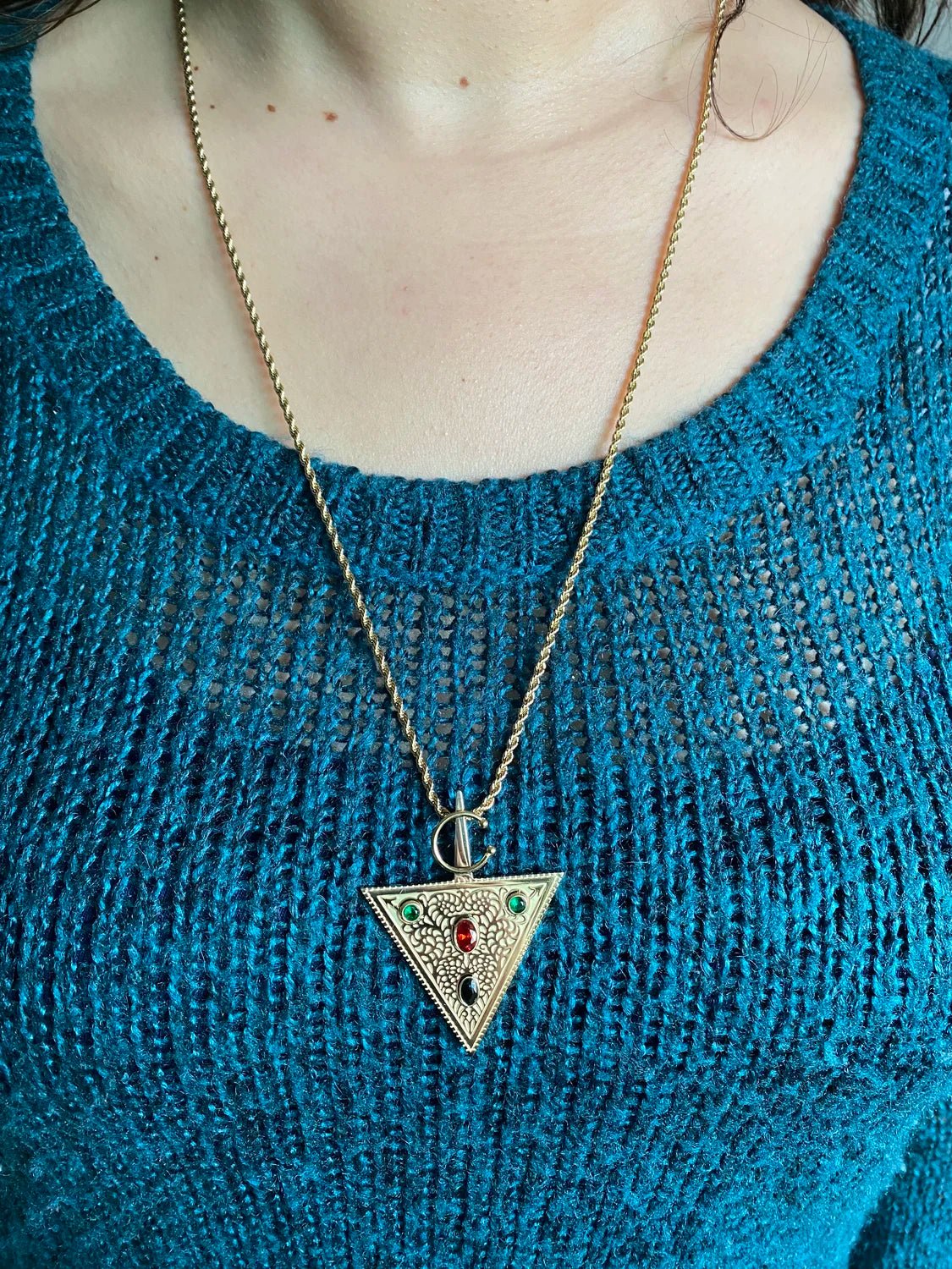 Sautoir Symphonie Triangulaire porté par modèle – collier long femme acier 316L