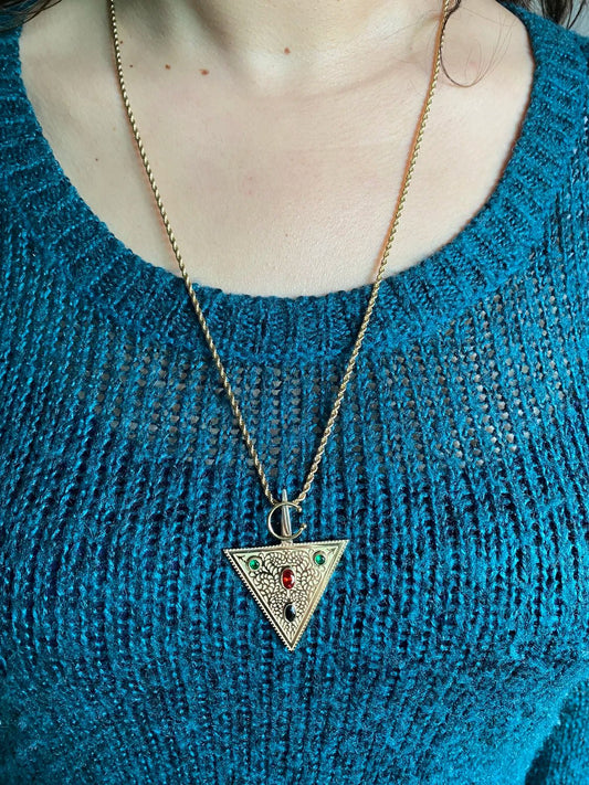 Sautoir Symphonie Triangulaire porté par modèle – collier long femme acier 316L