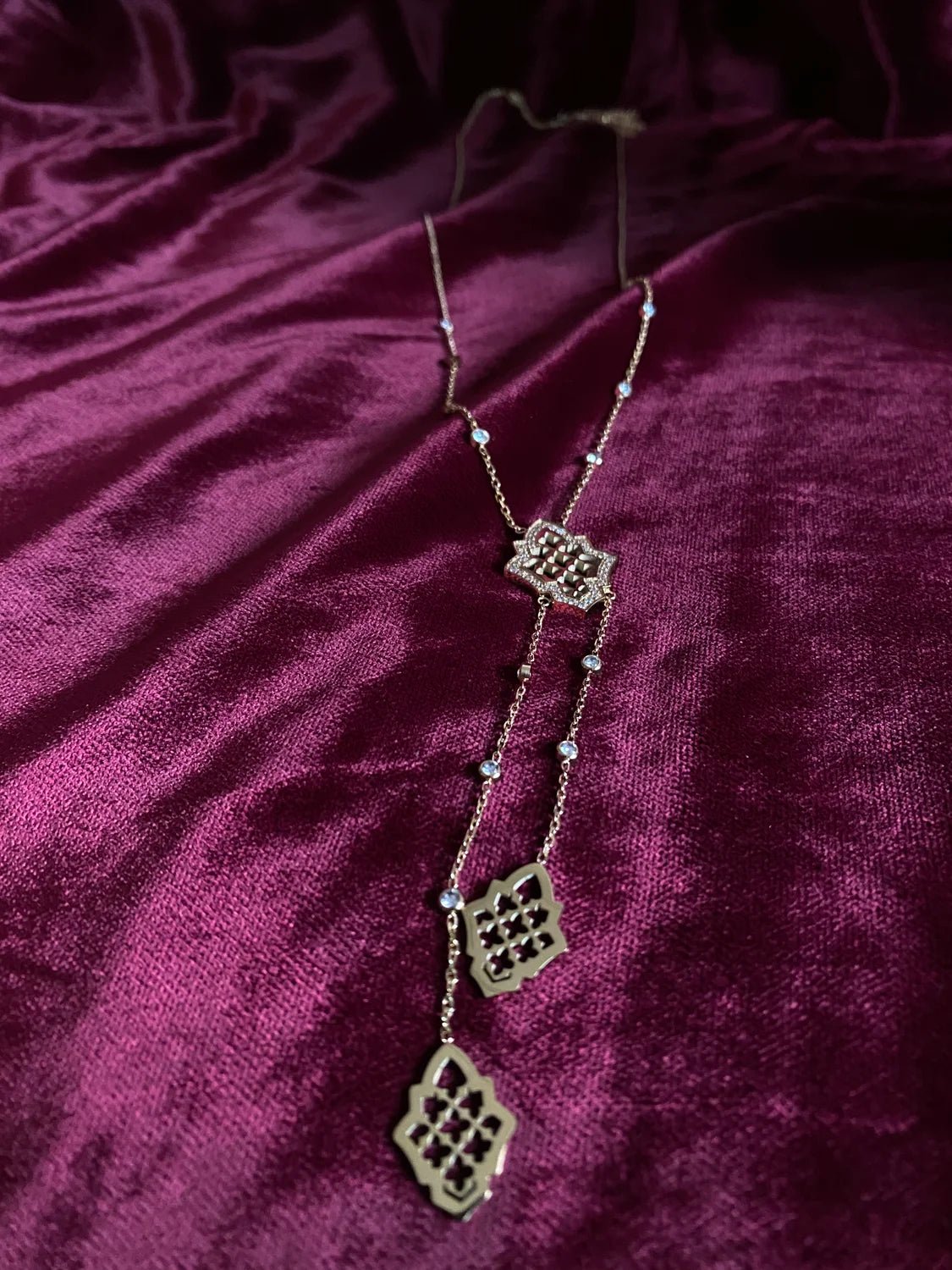 Détail pendentif Zahra fines chaînes dorées – acier inoxydable 316L résistant eau