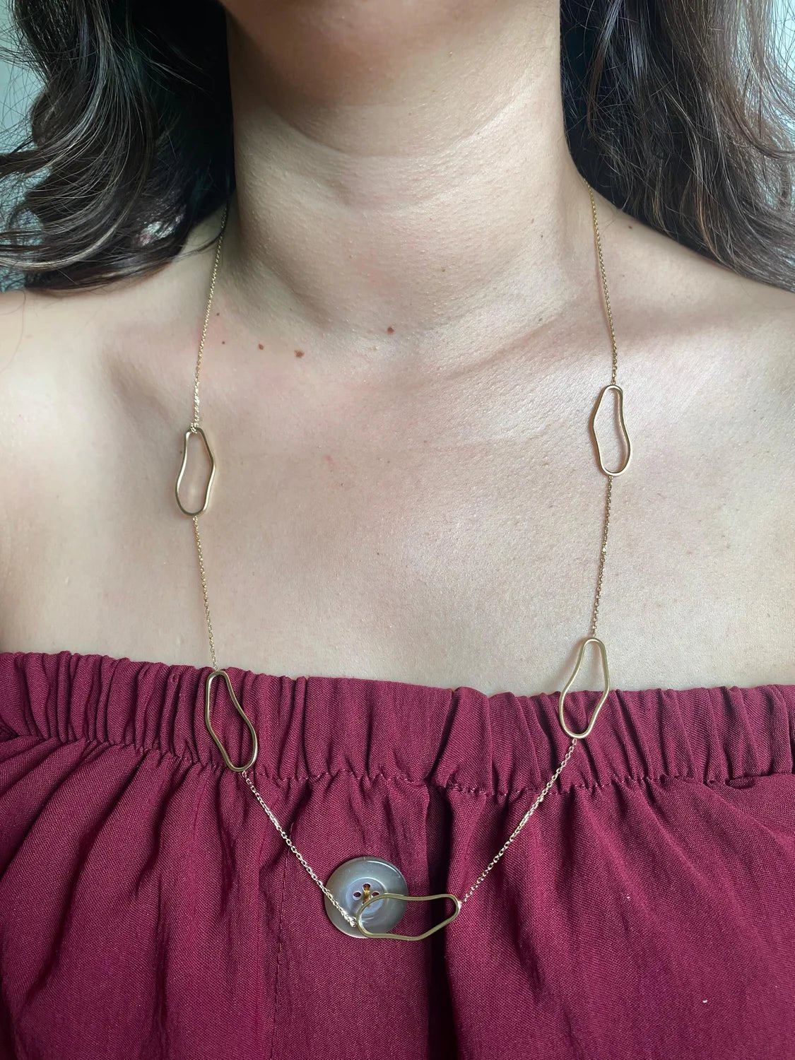 Sautoir Aura Dorée porté par modèle – collier long doré femme acier inoxydable 316L
