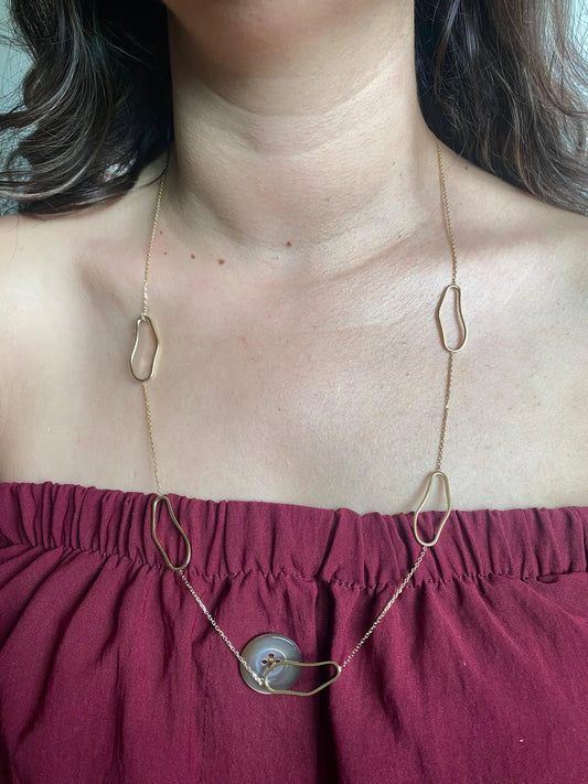 Sautoir Aura Dorée porté par modèle – collier long doré femme acier inoxydable 316L