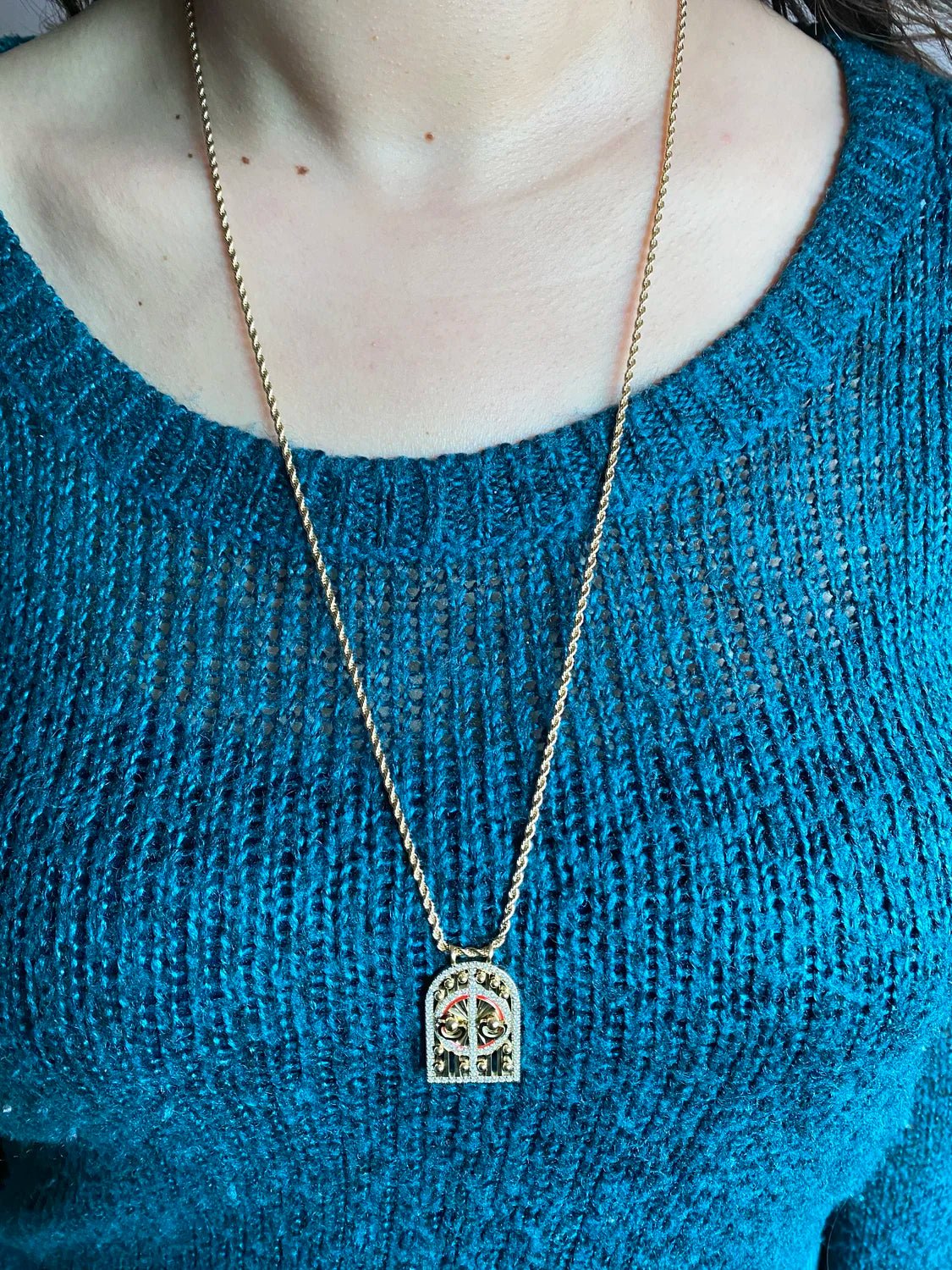 Sautoir Bab Al Mansour porté par modèle – collier long femme acier inoxydable