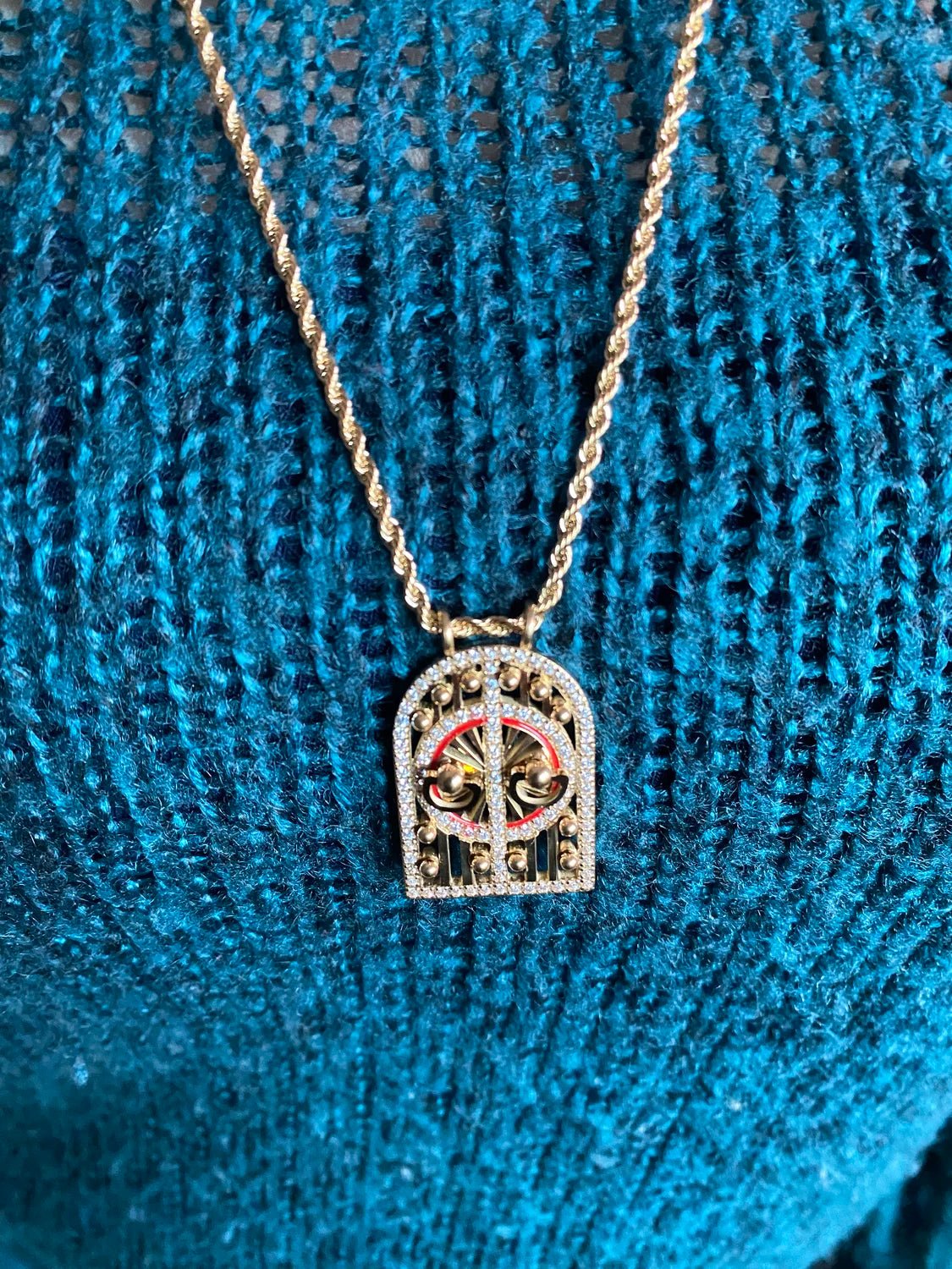 Sautoir Bab Al Mansour porté zoom pendentif – bijou acier doré BeRosie Maroc
