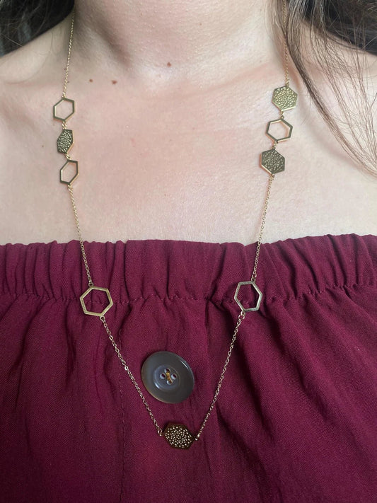 Sautoir Hexa Doré porté par modèle – collier long géométrique femme acier 316L BeRosie