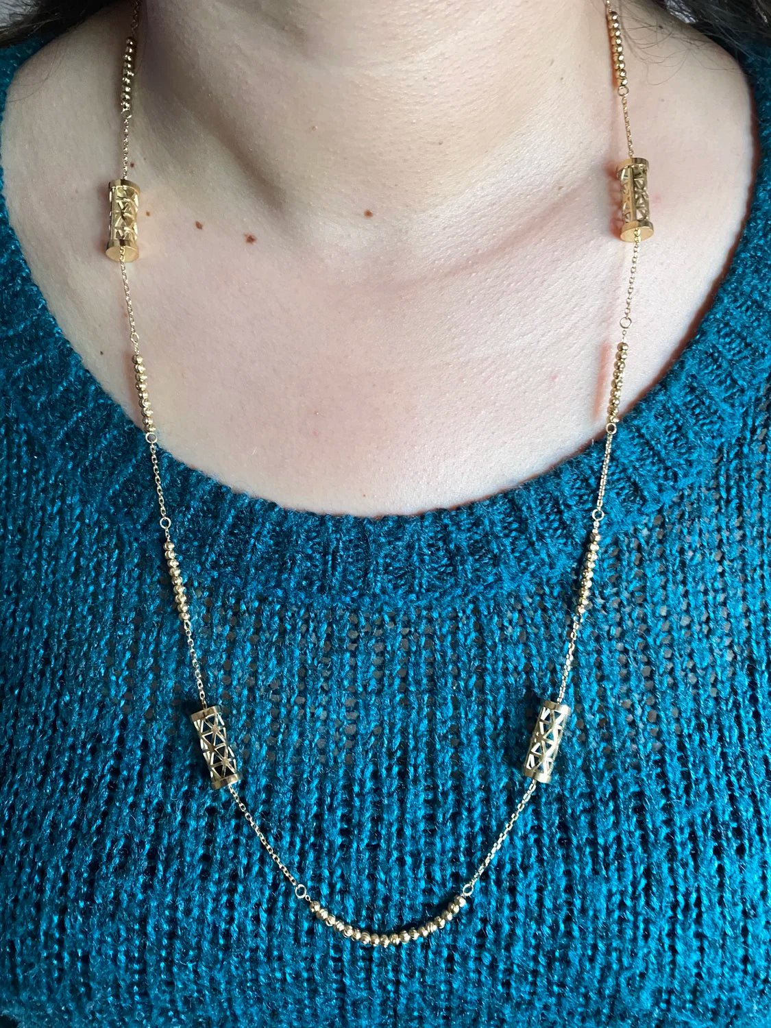 Sautoir Jawhara porté par modèle – collier long perles dorées femme acier 316L