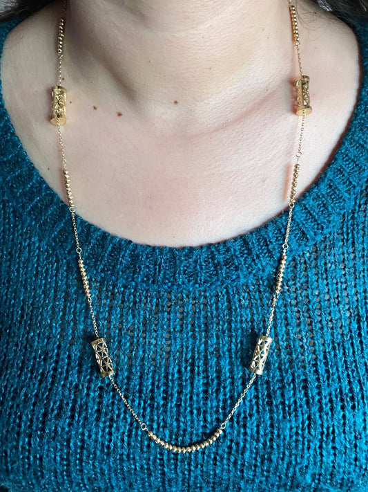 Sautoir Jawhara porté par modèle – collier long perles dorées femme acier 316L