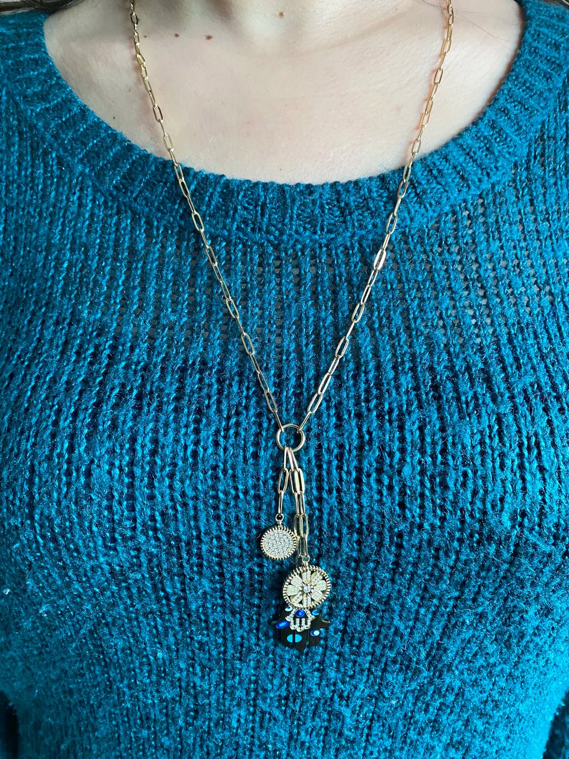 Sautoir Khmissa porté par modèle – collier long femme main Fatma acier 316L