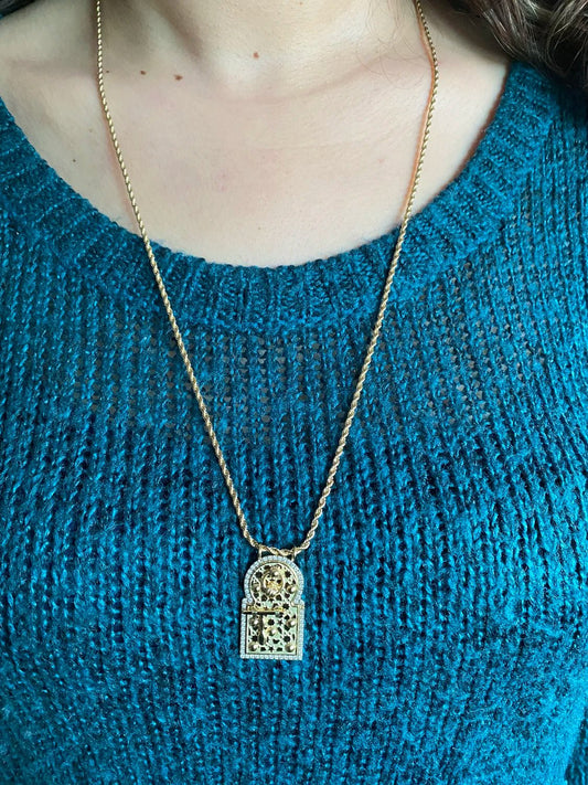 Sautoir Verrou d'Élégance cadenas porté par modèle – collier long femme acier 316L