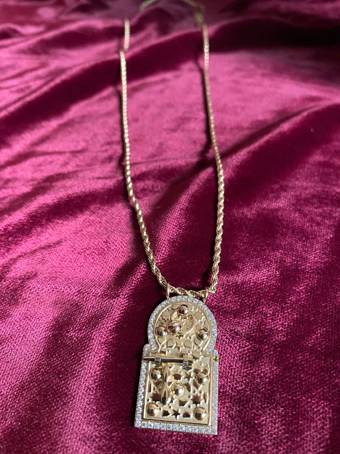 Sautoir Verrou d'Élégance cadenas sur tissu – bijou acier hypoallergénique femme