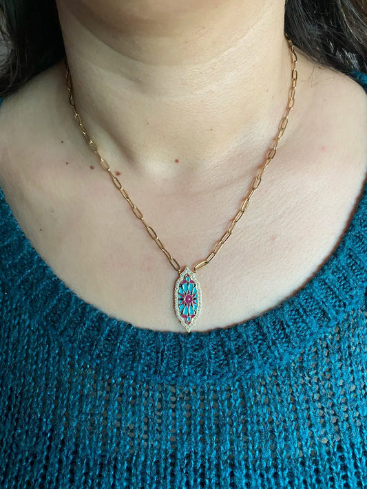 Sautoir Yakout porté par modèle – collier long femme acier inoxydable élégant