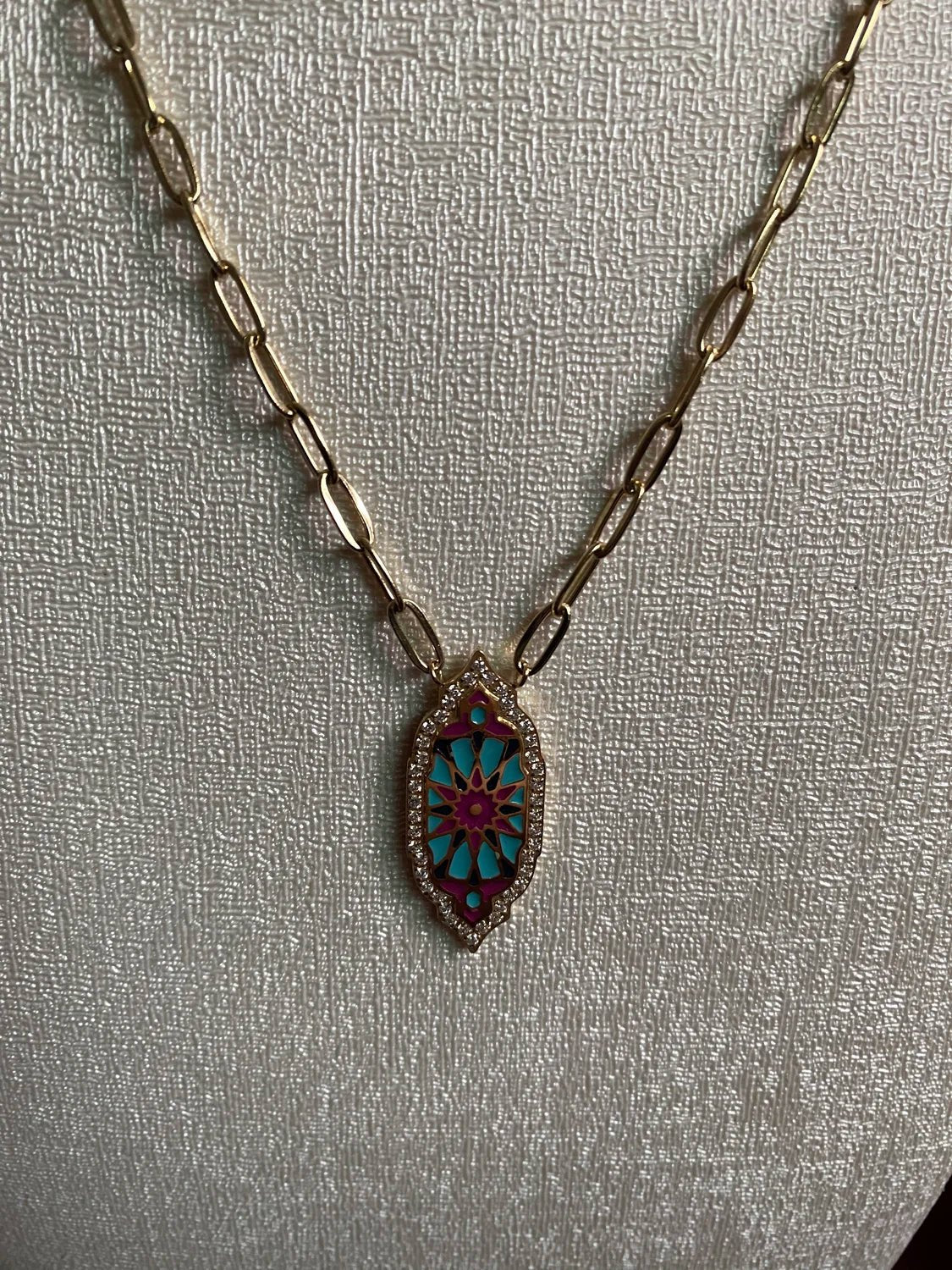 Détail pendentif Yakout marquise coloré bleu violet rose – acier doré 316L BeRosie