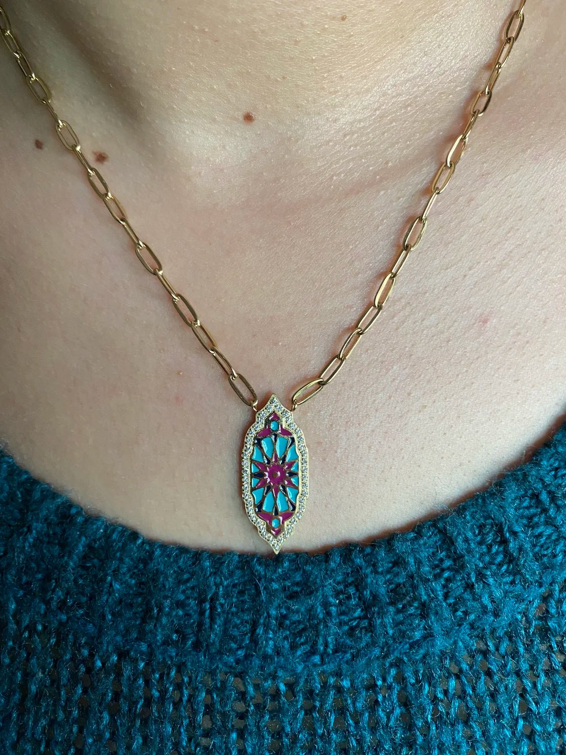 Sautoir Yakout pendentif marquise porté zoom – acier inoxydable 316L BeRosie
